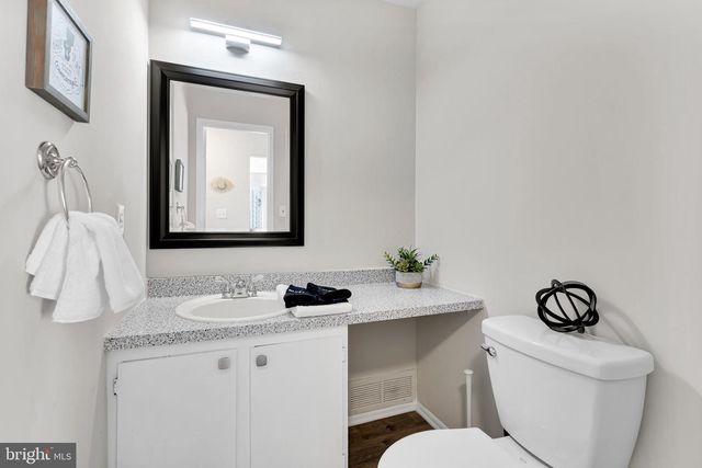 8608 VILLAGE SQ #15/8608, Alexandria, VA 22309
