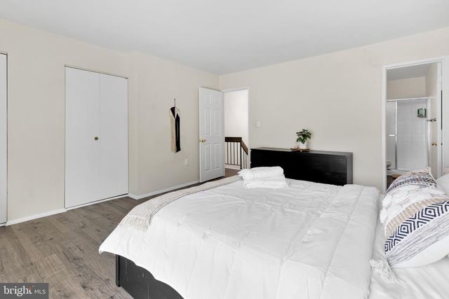 8608 VILLAGE SQ #15/8608, Alexandria, VA 22309