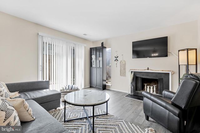 8608 VILLAGE SQ #15/8608, Alexandria, VA 22309