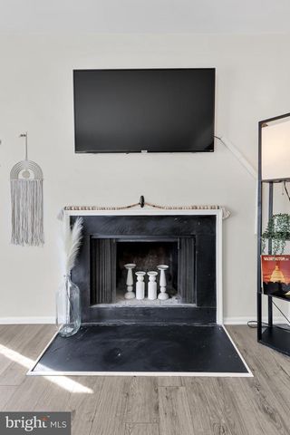 8608 VILLAGE SQ #15/8608, Alexandria, VA 22309