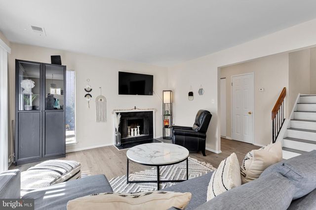 8608 VILLAGE SQ #15/8608, Alexandria, VA 22309