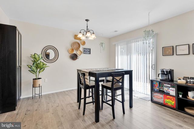 8608 VILLAGE SQ #15/8608, Alexandria, VA 22309