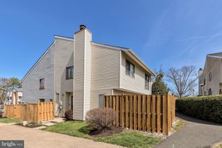 8608 VILLAGE SQ #15/8608, Alexandria, VA 22309