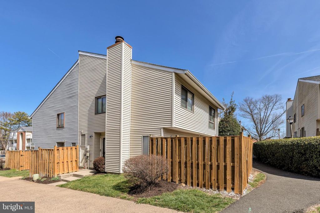 8608 VILLAGE SQ #15/8608, Alexandria, VA 22309