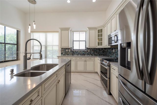 8513 NW 41st St -, Cooper City, FL 33024