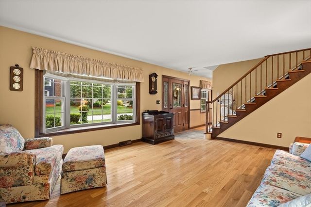 195 Colonial Dr, Somerset, MA 02726