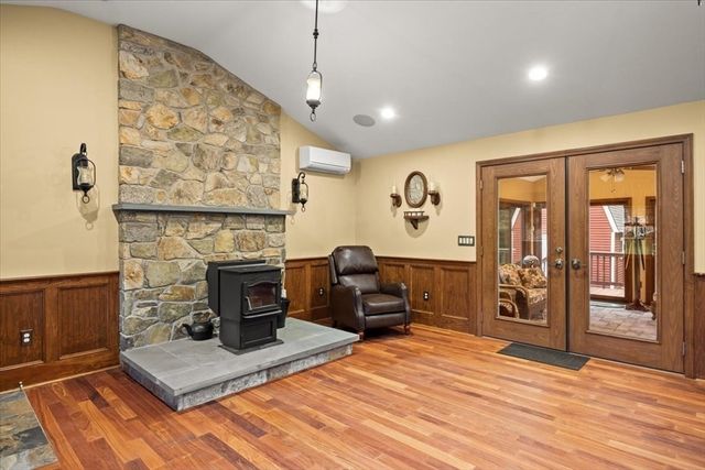 195 Colonial Dr, Somerset, MA 02726