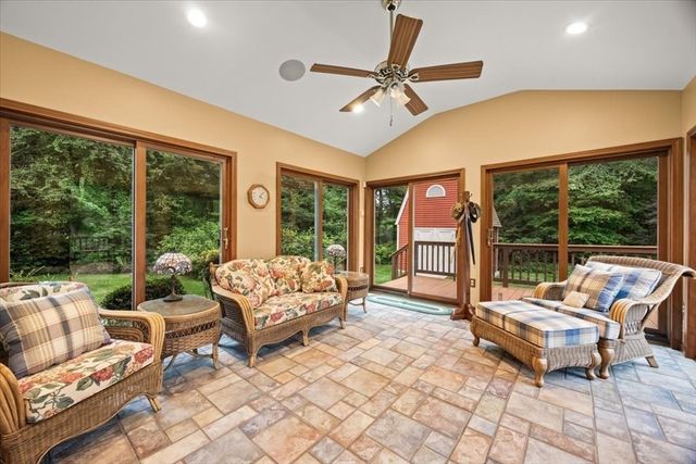 195 Colonial Dr, Somerset, MA 02726