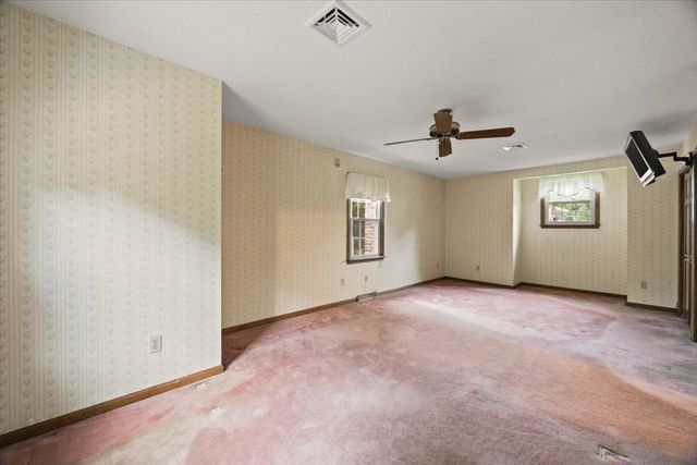 195 Colonial Dr, Somerset, MA 02726