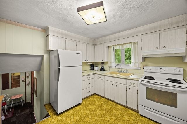 1372 Pleasant St, Brockton, MA 02301