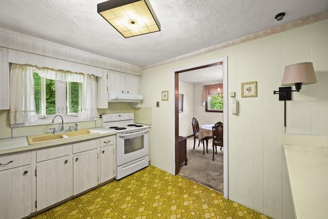 1372 Pleasant St, Brockton, MA 02301