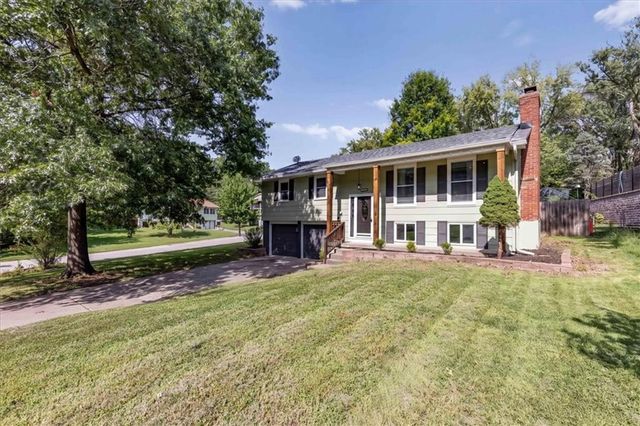6739 NW Hilldale Drive, Kansas City, MO 64151