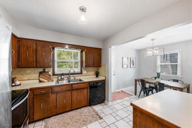 6739 NW Hilldale Drive, Kansas City, MO 64151
