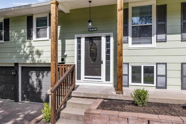 6739 NW Hilldale Drive, Kansas City, MO 64151