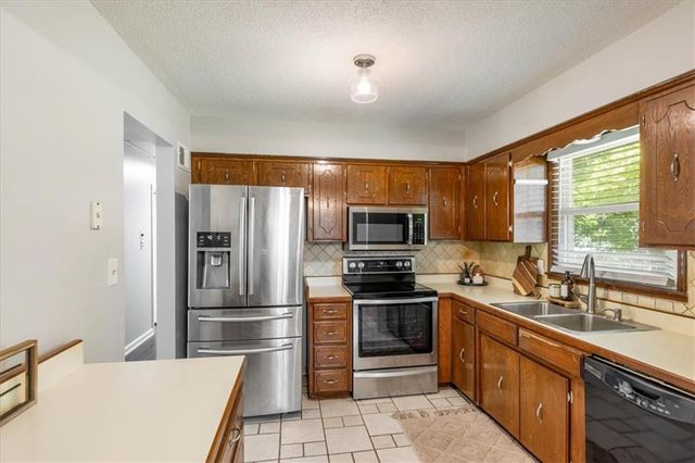 6739 NW Hilldale Drive, Kansas City, MO 64151