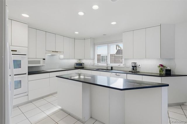 39044 Wilton Court, Farmington Hills, MI 48331