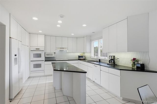 39044 Wilton Court, Farmington Hills, MI 48331