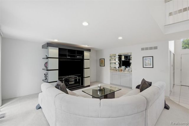 39044 Wilton Court, Farmington Hills, MI 48331