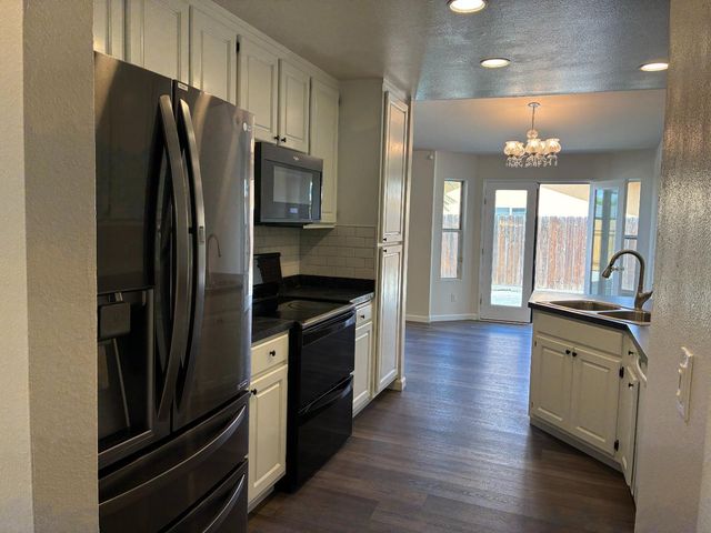 5326 E Meadowood Dr, Stockton, CA 95215