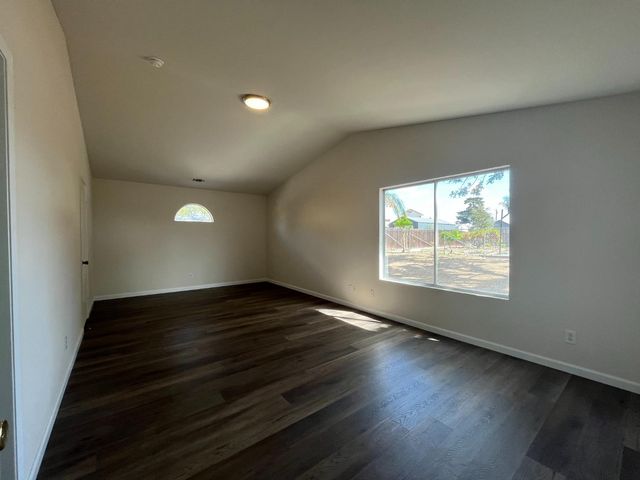 5326 E Meadowood Dr, Stockton, CA 95215