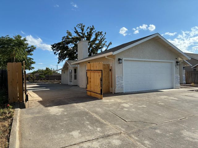 5326 E Meadowood Dr, Stockton, CA 95215