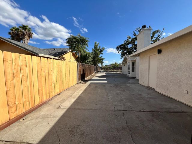 5326 E Meadowood Dr, Stockton, CA 95215