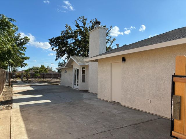 5326 E Meadowood Dr, Stockton, CA 95215