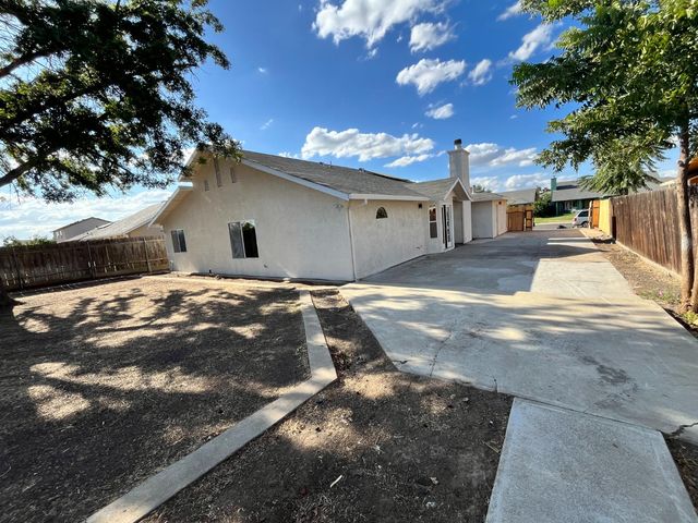 5326 E Meadowood Dr, Stockton, CA 95215