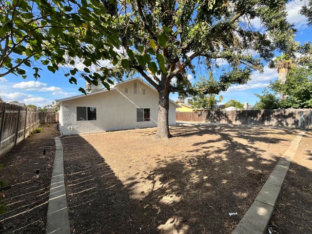 5326 E Meadowood Dr, Stockton, CA 95215