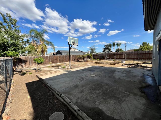 5326 E Meadowood Dr, Stockton, CA 95215