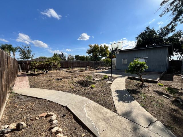 5326 E Meadowood Dr, Stockton, CA 95215