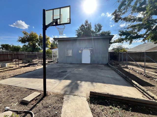 5326 E Meadowood Dr, Stockton, CA 95215