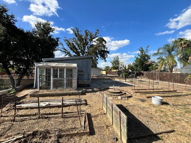 5326 E Meadowood Dr, Stockton, CA 95215