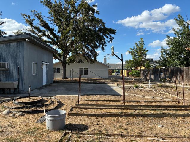 5326 E Meadowood Dr, Stockton, CA 95215