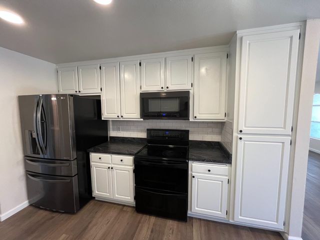 5326 E Meadowood Dr, Stockton, CA 95215