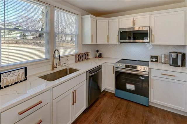 5704 W 100th Terrace, Overland Park, KS 66207