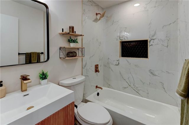 5704 W 100th Terrace, Overland Park, KS 66207