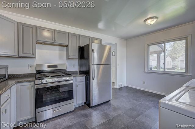 1731 E Pearl Avenue, Hazel Park, MI 48030