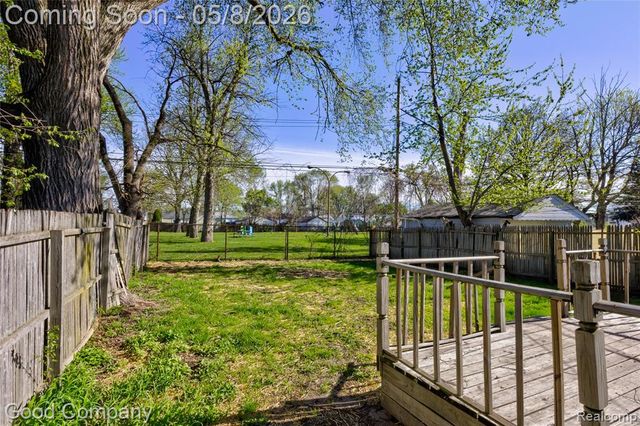 1731 E Pearl Avenue, Hazel Park, MI 48030