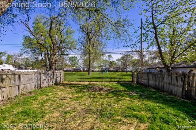 1731 E Pearl Avenue, Hazel Park, MI 48030
