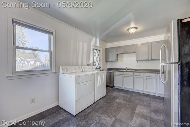 1731 E Pearl Avenue, Hazel Park, MI 48030