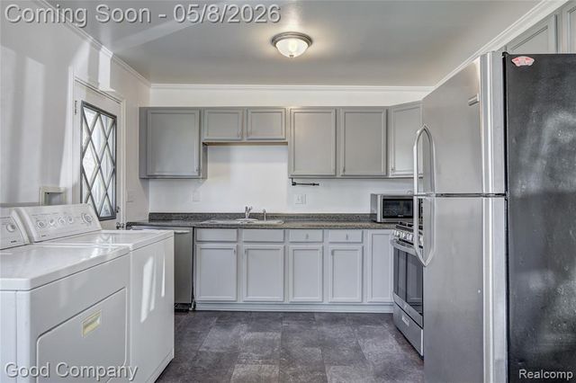 1731 E Pearl Avenue, Hazel Park, MI 48030