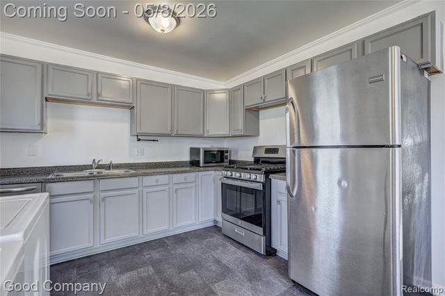 1731 E Pearl Avenue, Hazel Park, MI 48030