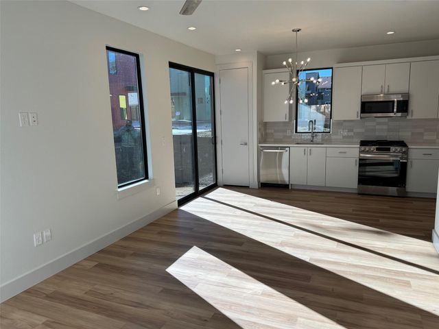 1131 Walton LN 4, Austin, TX 78721