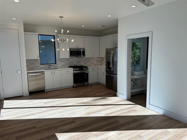 1131 Walton LN 4, Austin, TX 78721