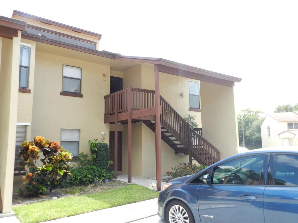 1110 Lakeview Dr East, Royal Palm Beach, FL 33411