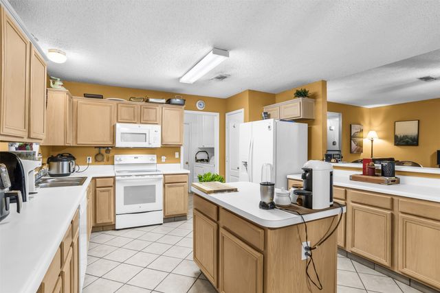 911 W Lynn Creek Drive, Arlington, TX 76001