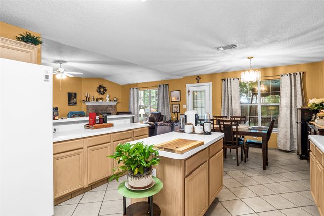911 W Lynn Creek Drive, Arlington, TX 76001