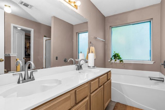 911 W Lynn Creek Drive, Arlington, TX 76001