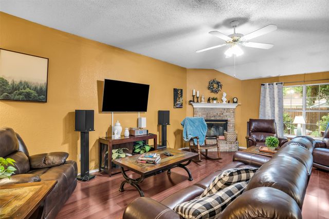 911 W Lynn Creek Drive, Arlington, TX 76001